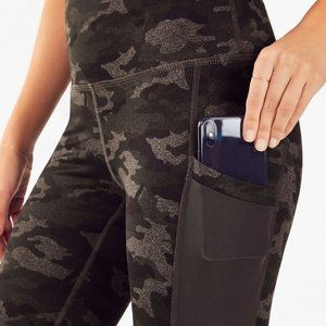 Fabletics Mila High-Waisted Pocket Legging